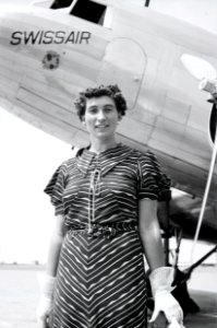 ETH-BIB-Dame vor Douglas DC-2 der Swissair-Weitere-LBS MH02-43-0017