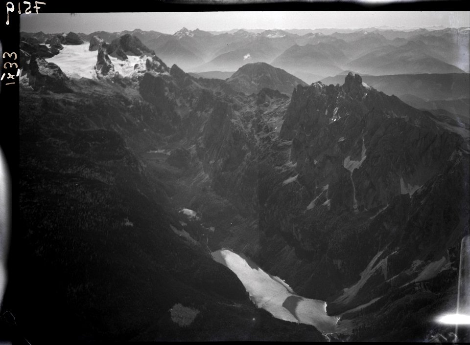 ETH-BIB-Dachstein mit Hallstätter Gletscher, Bischofsmütze und Gosausee, Anflug von Norden-Inlandflüge-LBS MH01-007519