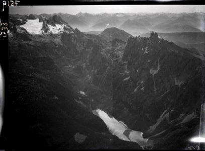 ETH-BIB-Dachstein mit Hallstätter Gletscher, Bischofsmütze und Gosausee, Anflug von Norden-Inlandflüge-LBS MH01-007519