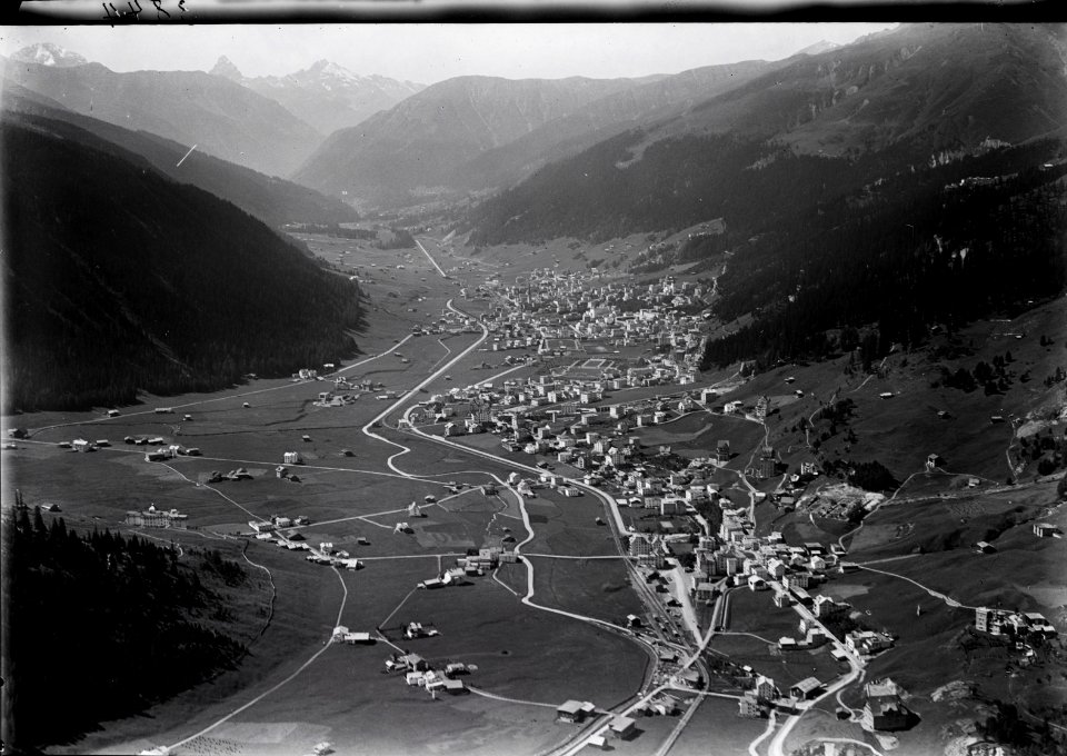 ETH-BIB-Davos-Dorf, Davos-Platz, Tinzenhorn v. N. O. aus 300 m-Inlandflüge-LBS MH01-003844