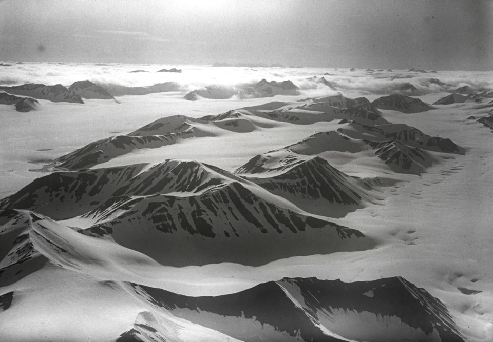 ETH-BIB-Dalslandkette-Mt. Trollheim-Prinz Karl Vorland von Osten aus 1800 m Höhe-Spitzbergenflug 1923-LBS MH02-01-0019