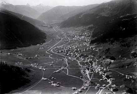 ETH-BIB-Davos-Dorf, Davos-Platz, Tinzenhorn v. N. O. aus 300 m-Inlandflüge-LBS MH01-003844 (cropped)