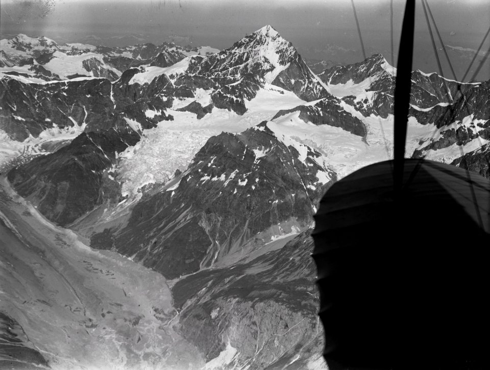 ETH-BIB-Dent Blanche, Zmuttgletscher v. S. O. aus 5000 m-Inlandflüge-LBS MH01-001035