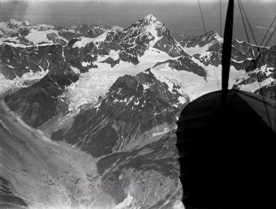 ETH-BIB-Dent Blanche, Zmuttgletscher v. S. O. aus 5000 m-Inlandflüge-LBS MH01-001035