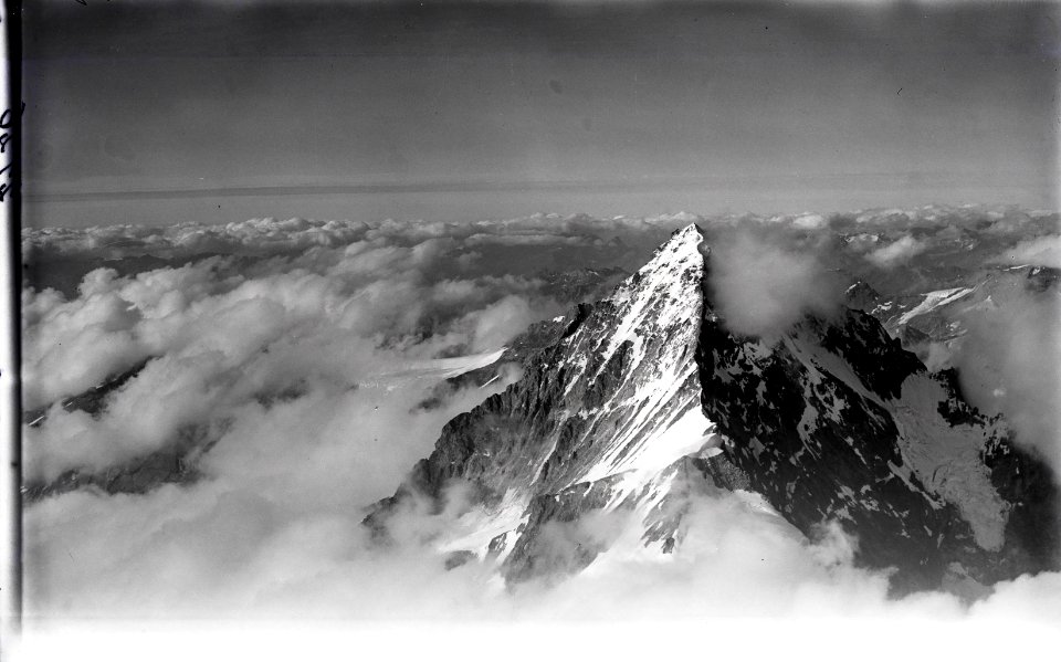 ETH-BIB-Dent Blanche im Wolkenmeer v. S. aus 4500 m-Inlandflüge-LBS MH01-002126