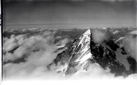 ETH-BIB-Dent Blanche im Wolkenmeer v. S. aus 4500 m-Inlandflüge-LBS MH01-002126