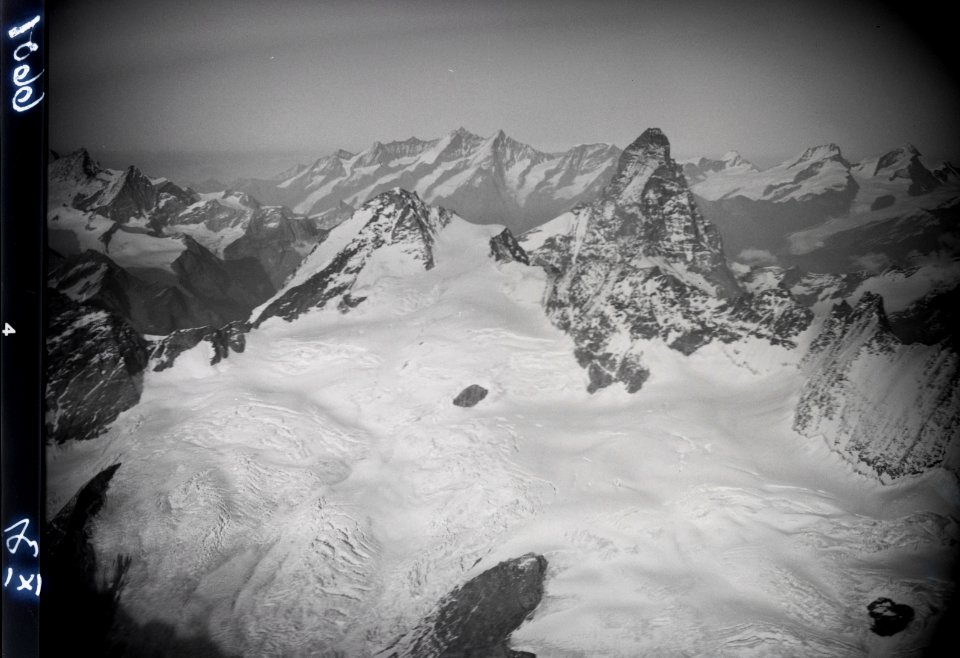 ETH-BIB-Dent d'Hérens, Matterhorn v. W. aus 4400 m-Inlandflüge-LBS MH01-006601