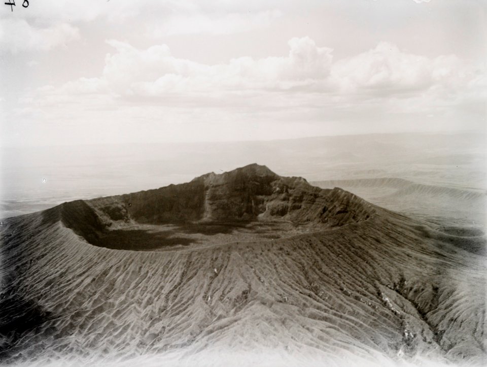 ETH-BIB-Der erloschene Riesenkrater des Longonot von N. aus 3000 m Höhe-Kilimanjaroflug 1929-30-LBS MH02-07-0084