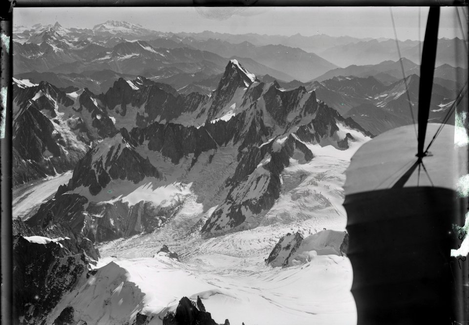 ETH-BIB-Dent du Géant, Glacier du Tacul, Aiguille du Midi, Grandes Jorasses v. W. aus 5000 m-Inlandflüge-LBS MH01-001275