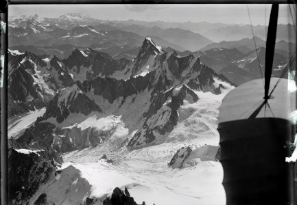 ETH-BIB-Dent du Géant, Glacier du Tacul, Aiguille du Midi, Grandes Jorasses v. W. aus 5000 m-Inlandflüge-LBS MH01-001275
