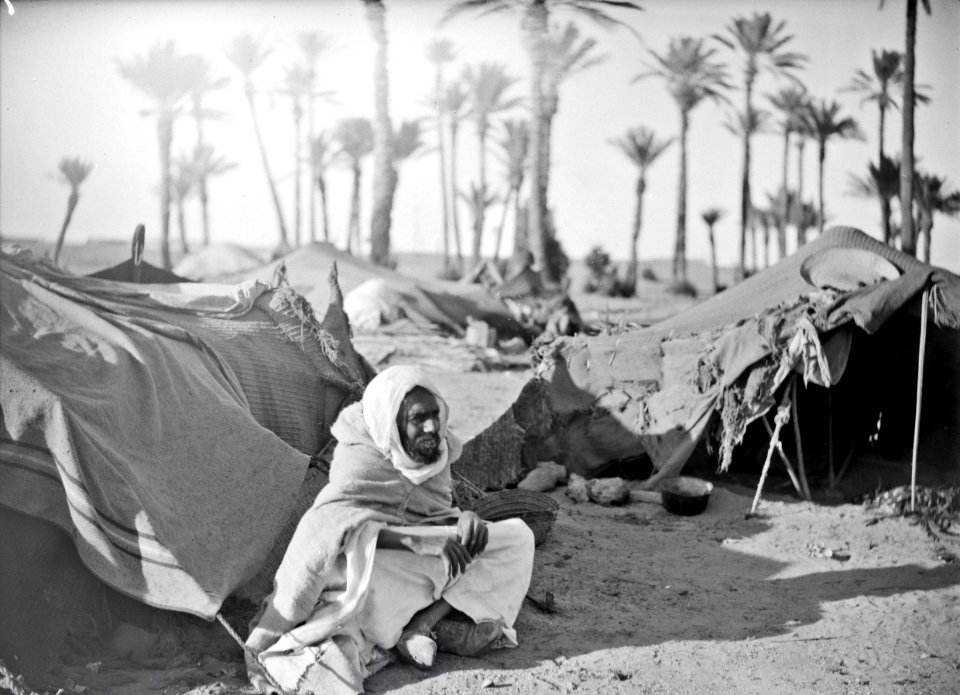 ETH-BIB-Den Blick nach Osten gewendet, dankt der Beduine Allah für die glücklich beendete Karawanen-Reise-Tschadseeflug 1930-31-LBS MH02-08-0397