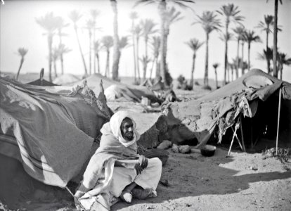 ETH-BIB-Den Blick nach Osten gewendet, dankt der Beduine Allah für die glücklich beendete Karawanen-Reise-Tschadseeflug 1930-31-LBS MH02-08-0397