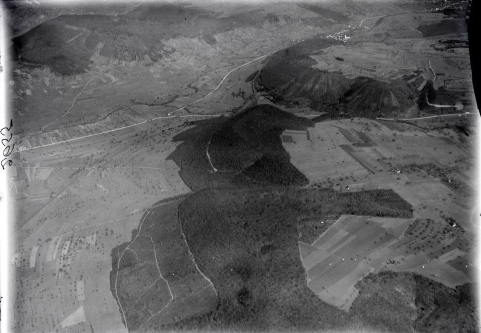 ETH-BIB-Der Kornberg im Fricktal, Hornussen, Hinterberg v. W. aus 800 m-Inlandflüge-LBS MH01-002655