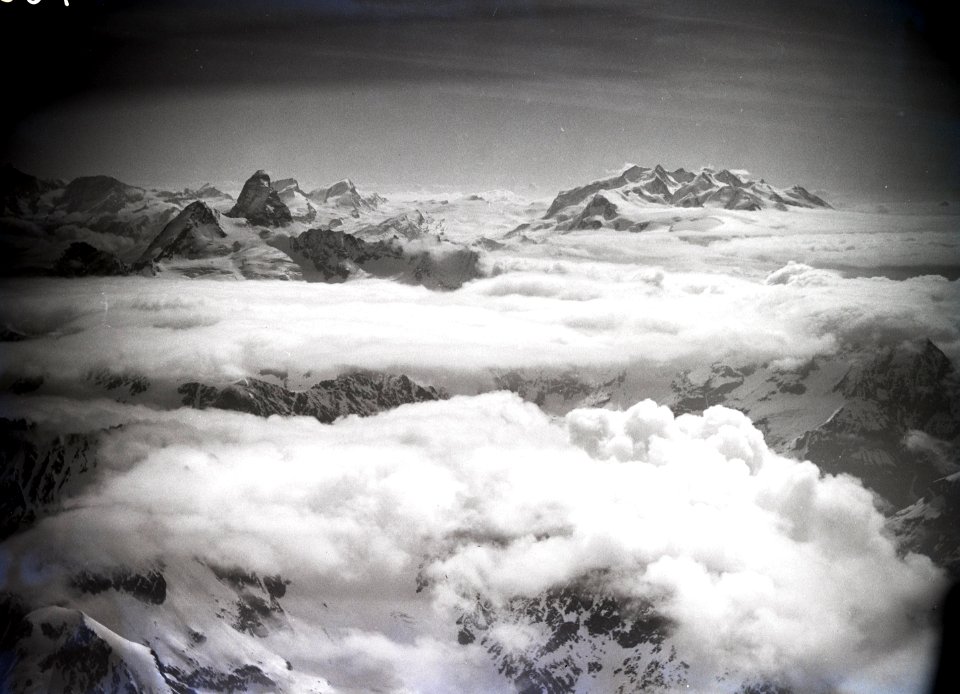 ETH-BIB-Dent d'Hérens, Matterhorn, Monte Rosa v. W.-Inlandflüge-LBS MH01-006756