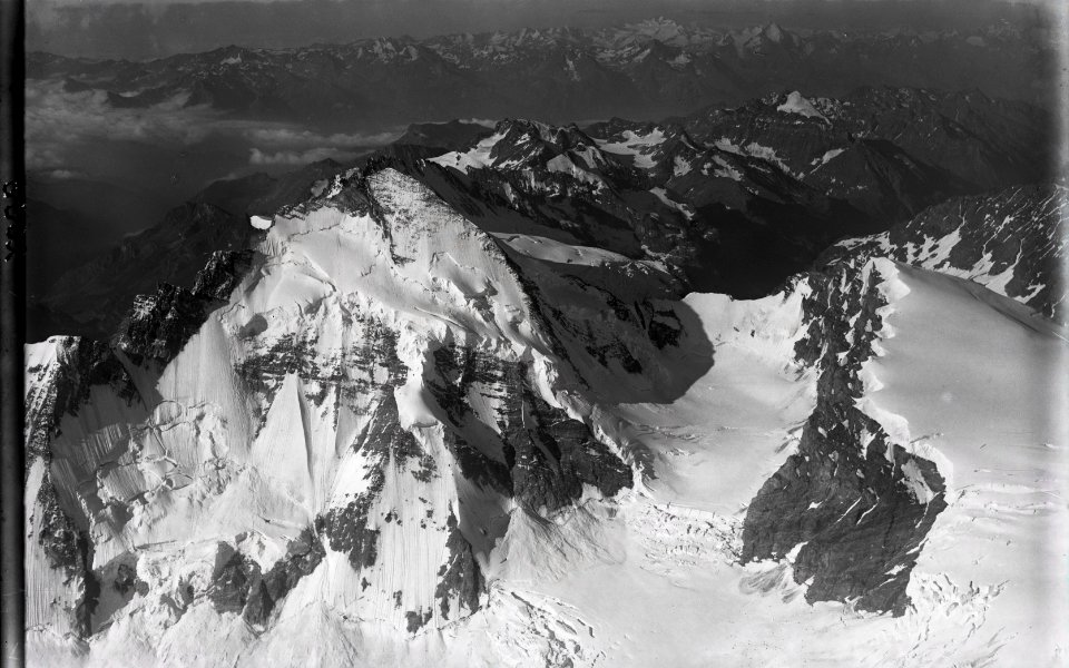 ETH-BIB-Dent d'Hérens, Val Vallpeline v. S. O. aus 5000 m-Inlandflüge-LBS MH01-002006