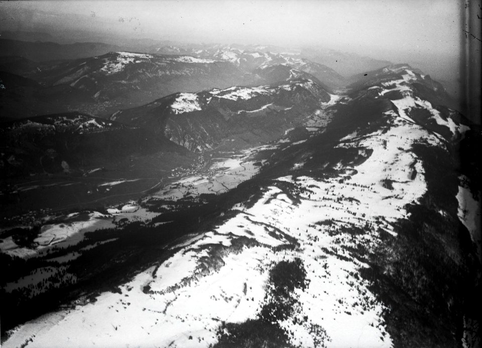 ETH-BIB-Der Kettenjura bei Court und Moutier, Grenchenberg, Mont Raimeux v. S. W. aus 2000 m-Inlandflüge-LBS MH01-001408