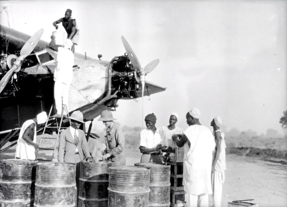 ETH-BIB-Detailaufnahme Betanken der Fokker-Tschadseeflug 1930-31-LBS MH02-08-0141