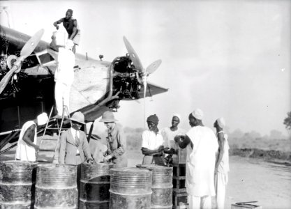 ETH-BIB-Detailaufnahme Betanken der Fokker-Tschadseeflug 1930-31-LBS MH02-08-0141