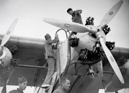 ETH-BIB-Detailaufnahme Cartagena- Spanische Soldaten füllen Benzin auf-Tschadseeflug 1930-31-LBS MH02-08-0163