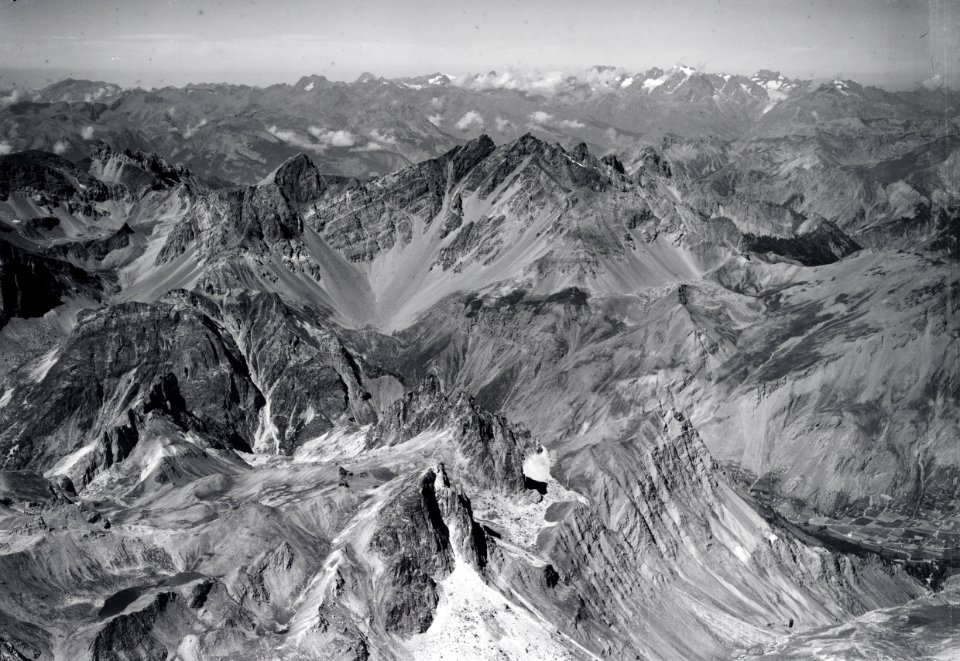 ETH-BIB-Dents de Maniglia - Pelvouxkette von S.O. aus 3900 m Höhe-Weitere-LBS MH02-06-0012