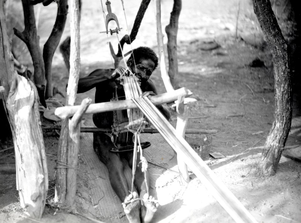 ETH-BIB-Der Weber von Ouagadougou- unaufhörlich arbeitet er mit Händen und Füssen-Tschadseeflug 1930-31-LBS MH02-08-0871-AL-FL