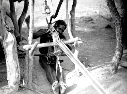 ETH-BIB-Der Weber von Ouagadougou- unaufhörlich arbeitet er mit Händen und Füssen-Tschadseeflug 1930-31-LBS MH02-08-0871-AL-FL