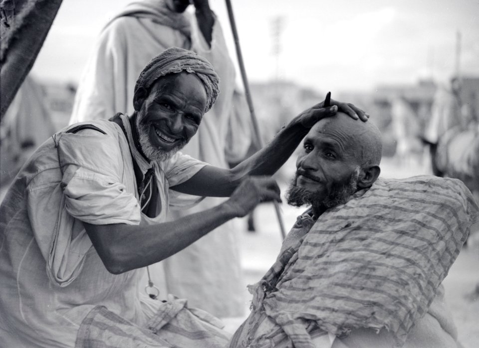 ETH-BIB-Der Barbier von Marrakech- seine Werkstatt überspannt der ewig blaue Himmel Marokkos-Tschadseeflug 1930-31-LBS MH02-08-0322