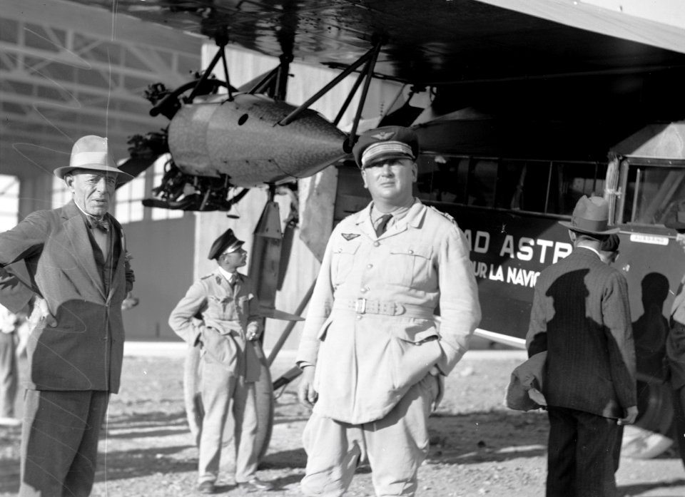 ETH-BIB-Detailaufnahme Auf dem Flugplatz Marrakech begrüsste uns als Erster der berühmte französische Distanzflieger Pelletier d'Oisy-Tschadseeflug 1930-31-LBS MH02-08-0458