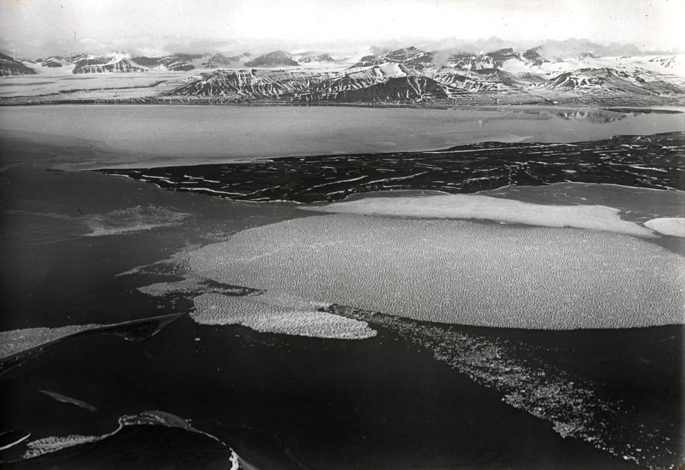 ETH-BIB-Dicksonbai' C. Woern'Nordfjord - Svea-Gletscher von Norden aus 1000 m Höhe-Spitzbergenflug 1923-LBS MH02-01-0015