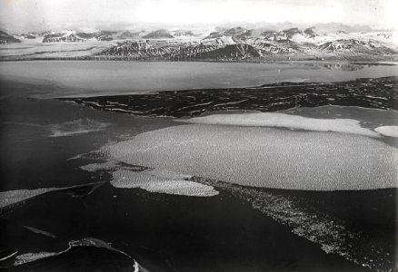 ETH-BIB-Dicksonbai' C. Woern'Nordfjord - Svea-Gletscher von Norden aus 1000 m Höhe-Spitzbergenflug 1923-LBS MH02-01-0015