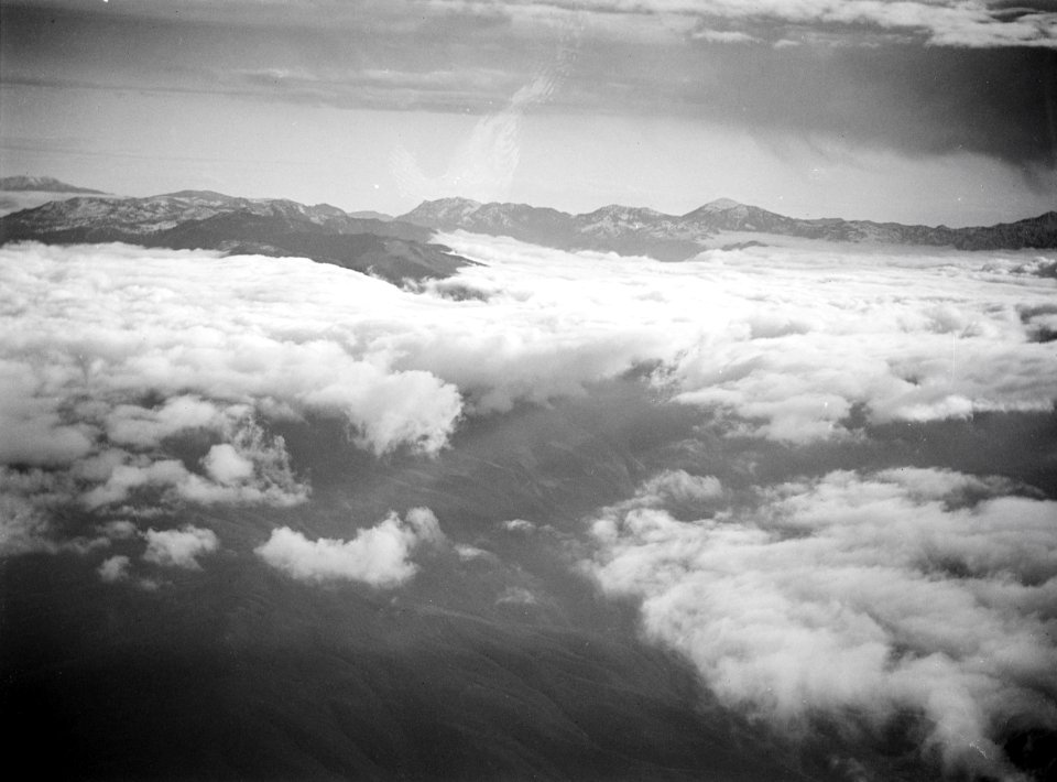 ETH-BIB-Die Riffberge erheben sich allmächtig aus den Wolken-Tschadseeflug 1930-31-LBS MH02-08-0214