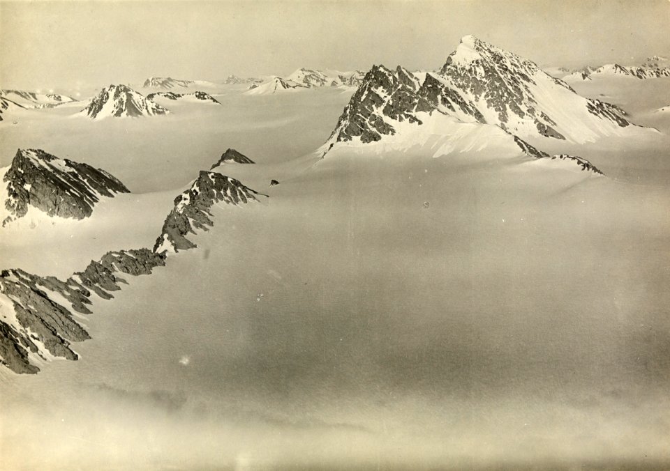 ETH-BIB-Diademgipfel mit Plateau Haltedahl von Westen aus 1300 m Höhe-Spitzbergenflug 1923-LBS MH02-01-0056-A