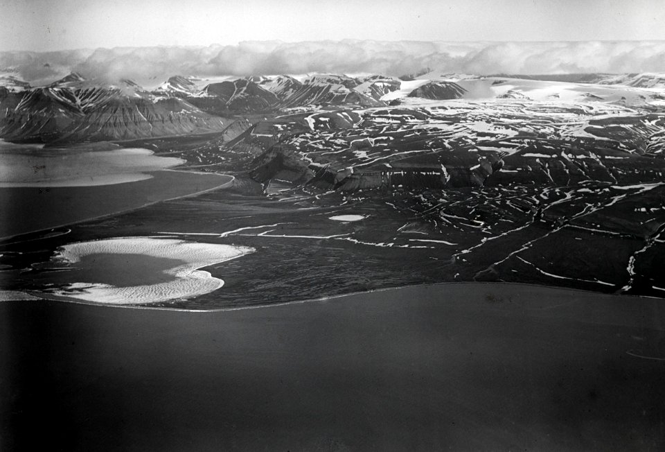ETH-BIB-Dicksonbai, Kap Wyk Mt. Jbsen von Westen aus 1000 m Höhe-Spitzbergenflug 1923-LBS MH02-01-0047