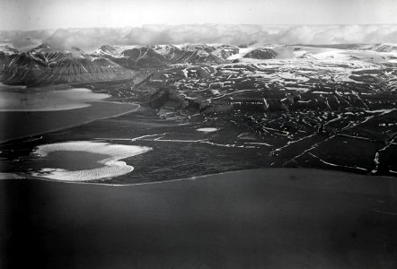 ETH-BIB-Dicksonbai, Kap Wyk Mt. Jbsen von Westen aus 1000 m Höhe-Spitzbergenflug 1923-LBS MH02-01-0047