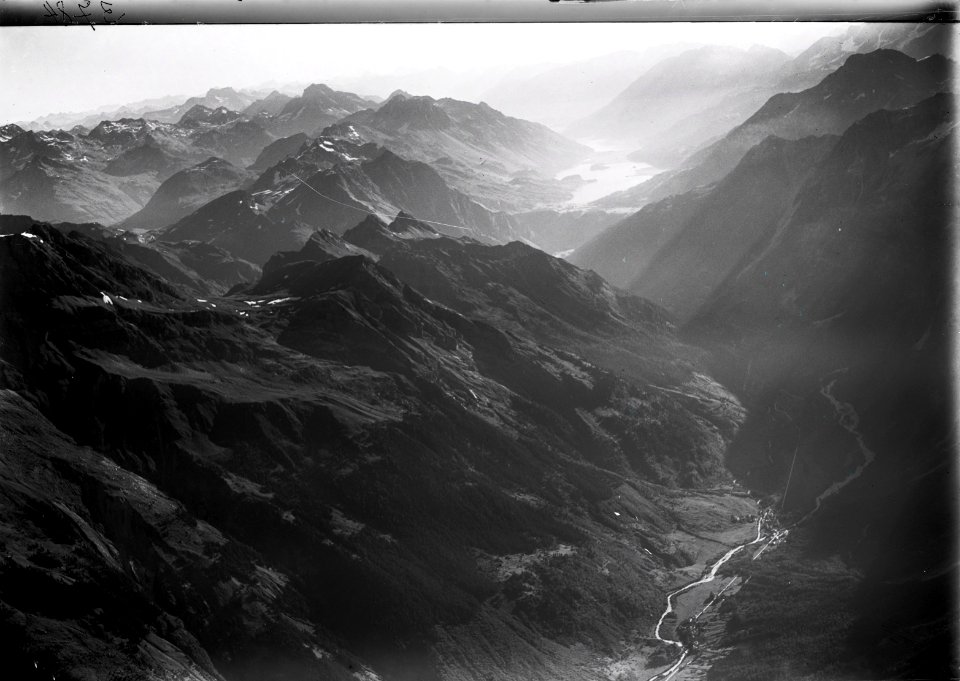 ETH-BIB-Die Seen des Oberengadins. Vicosoprano im Bergell, Malojapass, Piz Kesch v. W. aus 3300 m-Inlandflüge-LBS MH01-003784