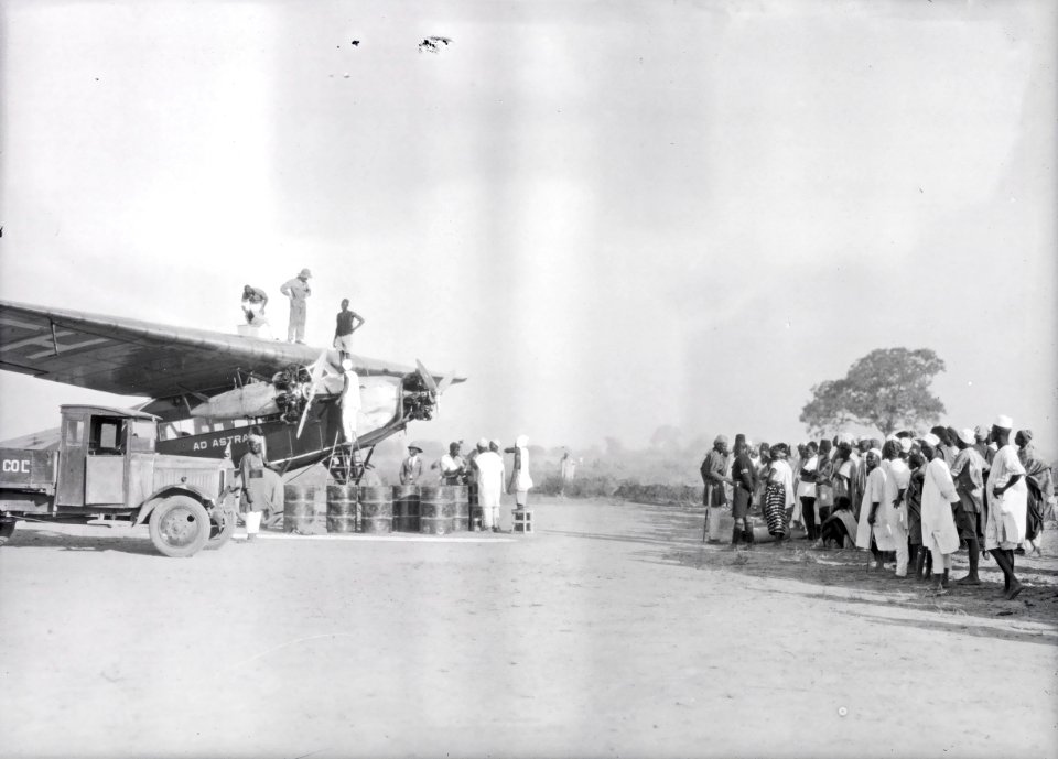 ETH-BIB-Detailaufnahme Betanken der Fokker-Tschadseeflug 1930-31-LBS MH02-08-0139