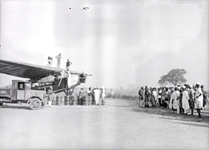 ETH-BIB-Detailaufnahme Betanken der Fokker-Tschadseeflug 1930-31-LBS MH02-08-0139