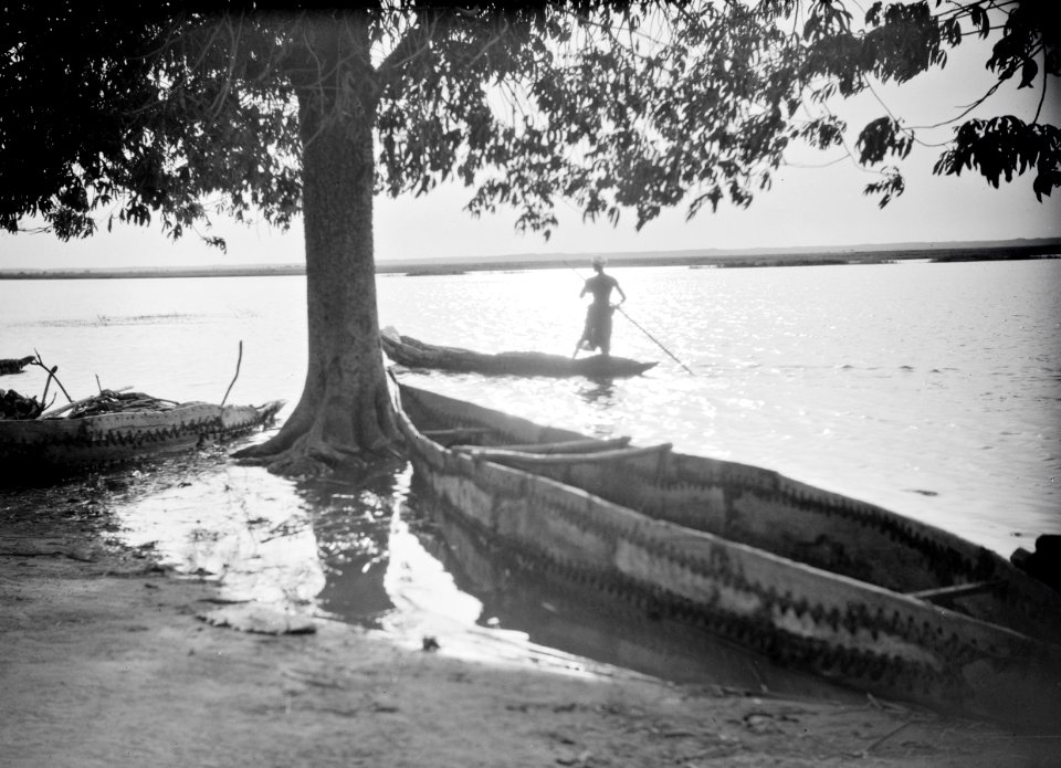 ETH-BIB-Die Sonnenuntergänge am Niger sind erfüllt vom flammenden Rot des Himmels und den melancholischen Gesängen der Schwarzen-Tschadseeflug 1930-31-LBS MH02-08-0503