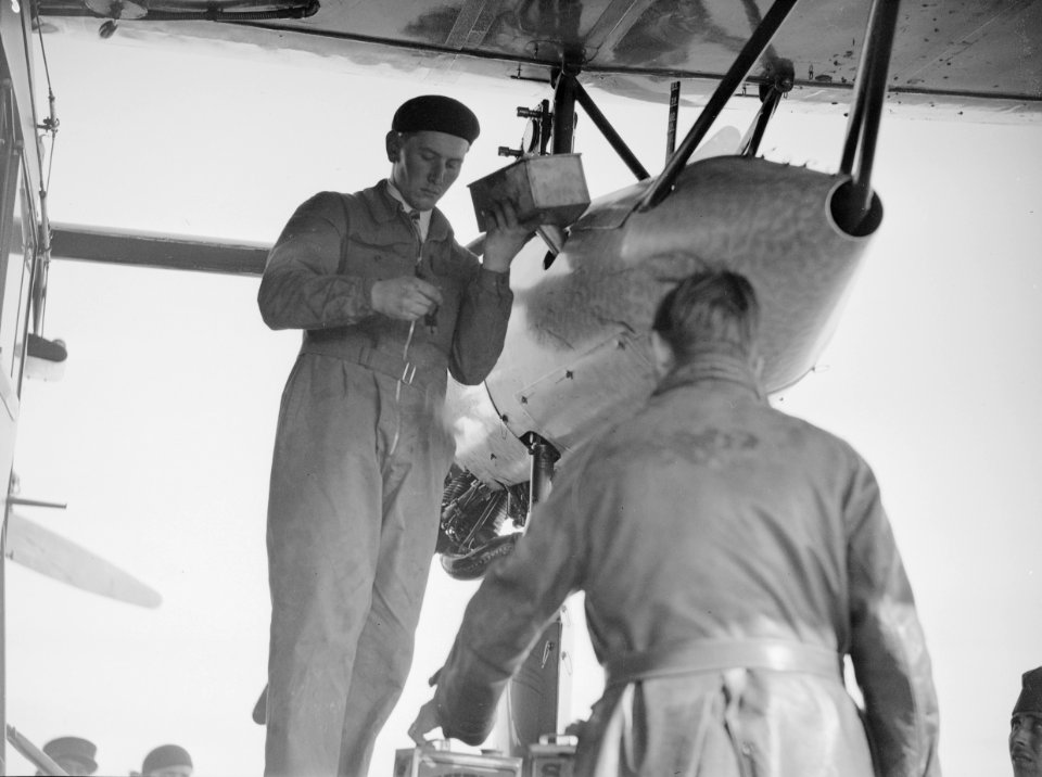 ETH-BIB-Detailaufnahme Casablanca- Ölauffüllen-Tschadseeflug 1930-31-LBS MH02-08-0174