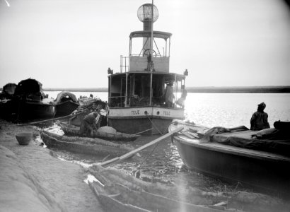 ETH-BIB-Die Besatzung wie der Kapitän dieses kleinen Raddampers sind Schwarze, sie löschen soeben in Gao eine Salzladung aus Timbuktu-Tschadseeflug 1930-31-LBS MH02-08-0507