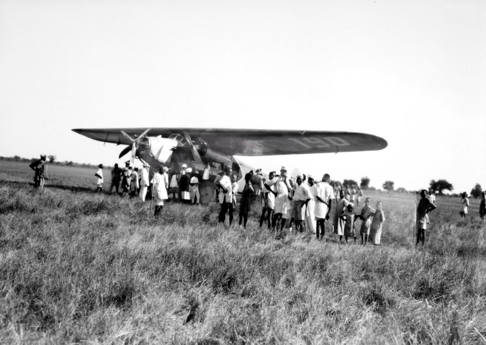 ETH-BIB-Die Fokker ist das grosse Ereignis der Eingeborenen-Kilimanjaroflug 1929-30-LBS MH02-07-0045