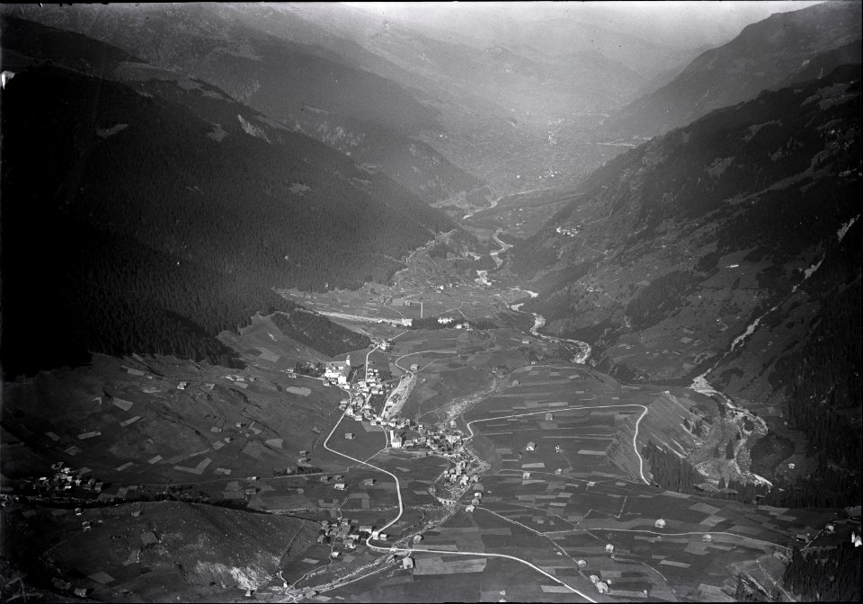 ETH-BIB-Disentis, Acletta, Cavardiras, Somvix v. S. W. aus 800 m-Inlandflüge-LBS MH01-003927
