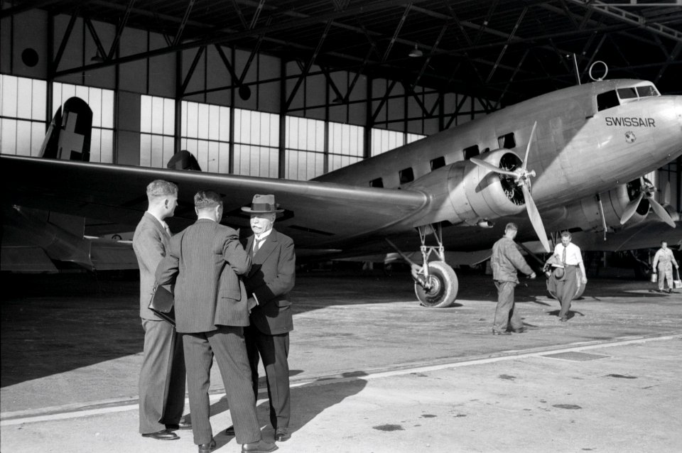 ETH-BIB-Dir. Zimmermann (von hinten) mit Gästen in Hangar-Inlandflüge-LBS MH05-36-09