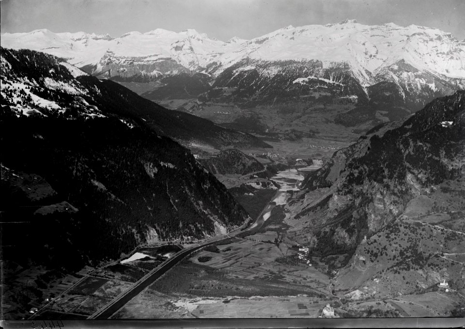 ETH-BIB-Domleschg, Rothenbrunnen, Hinterrhein, Rähzüns, Ringelspitze, Rheintal v. S. aus 1500 m-Inlandflüge-LBS MH01-004443