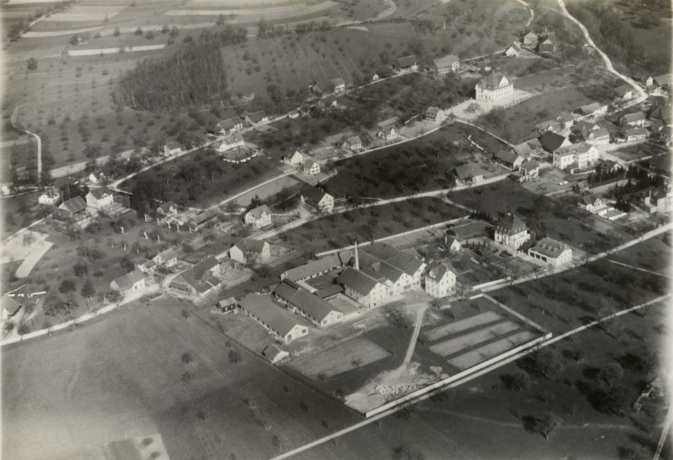 ETH-BIB-Dottikon, Firma J. J. Fischers Söhne AG Hutfabrik, Strohbleicherei und -färberei, am Hang das Schulhaus Hübel-Inlandflüge-LBS MH03-1632