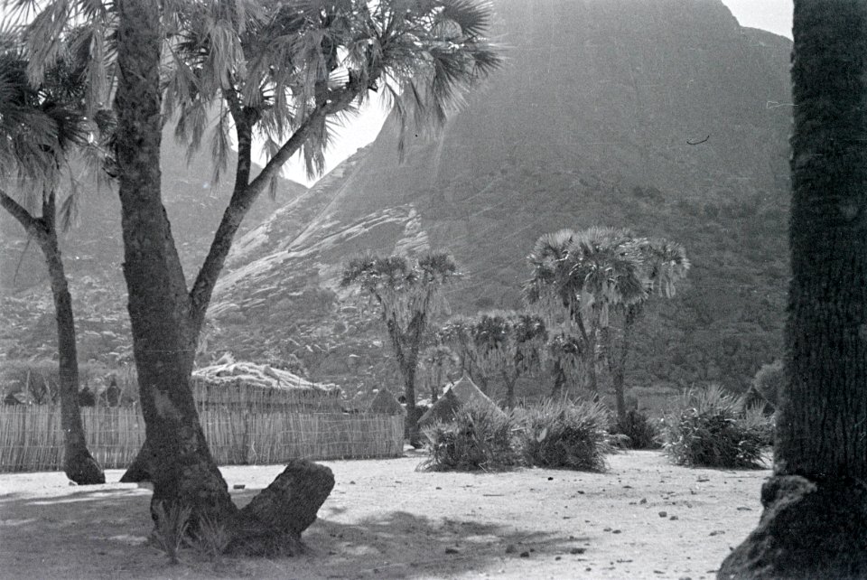 ETH-BIB-Dorf im Sudan vor Granitgebirge-Abessinienflug 1934-LBS MH02-22-0924