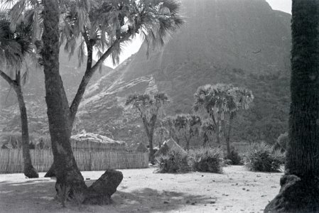 ETH-BIB-Dorf im Sudan vor Granitgebirge-Abessinienflug 1934-LBS MH02-22-0924
