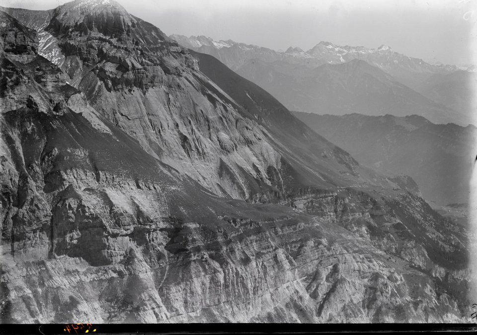 ETH-BIB-Drachenberg, Gelbberg n. Rhätikonkette, Schesaplana v. S. W. aus 2900 m-Inlandflüge-LBS MH01-003594