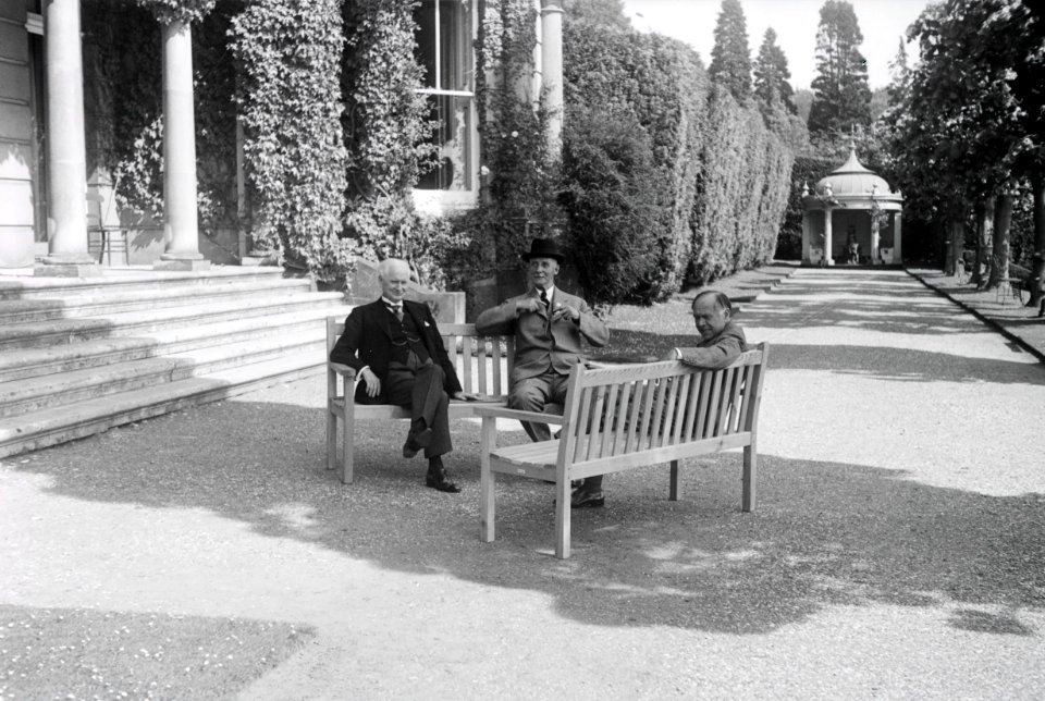 ETH-BIB-Drei Herren vor dem Landgut Cherkley Court, Leatherhead-Weitere-LBS MH02-42-0050