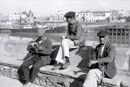 ETH-BIB-Drei Männer am Ufer des Guadalquivir in Sevilla-Nordafrikaflug 1932-LBS MH02-13-0505 photo